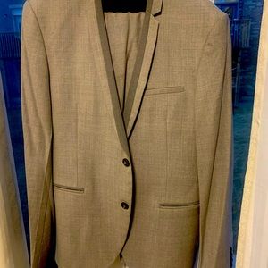 Men’s suit and pants. Zara suit. Located in Toronto, can be delivered in GTA.